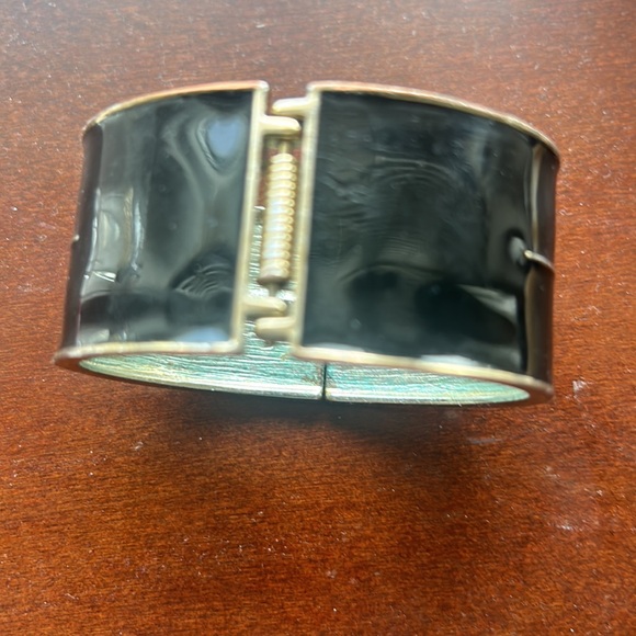 VINTAGE ART DÉCO BLACK ENAMEL CLAMPER BANGLE HINGED GOLD TONE RHINESTONED - Picture 8 of 9